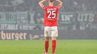1. FSV Mainz 05, Andreas Hanche-Olsen frustriert nach dem Unentschieden gegen Werder Bremen.