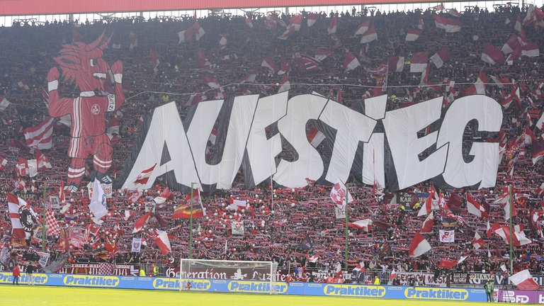 Fans des 1. FC Kaiserslautern mit rot-weißer Choreografie im Fritz-Walter-Stadion