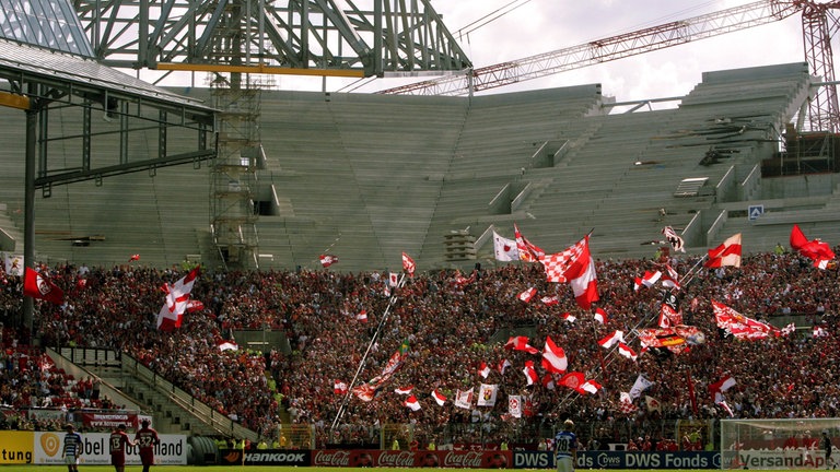 Die Lauterer Fans präsentieren ihre Fahnen im noch nicht ganz fertig gestellten Fritz Walter Stadion