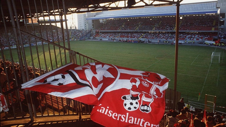 Blick ins Fritz-Walter-Stadion 1994 nach dem Umbau von Nord- und Südtribüne, modernisierte Ränge mit Zuschauern beim Heimspiel.