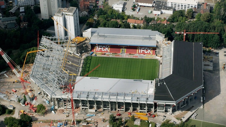 Luftaufnahme des Fritz Walter Stadions in Kaiserslautern