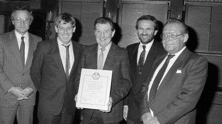 Fritz Walter feiert 1985 auf dem Betzenberg seinen Geburtstag – das Stadion wird an diesem Tag zu seinen Ehren in Fritz-Walter-Stadion umbenannt.