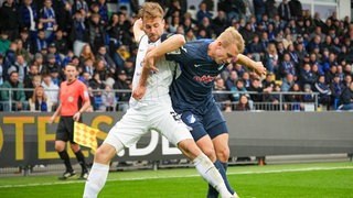 Lukas Klünter (SV Waldhof Mannheim) im Zweikampf mit Valentin Lässig (TSG Hoffenheim II).