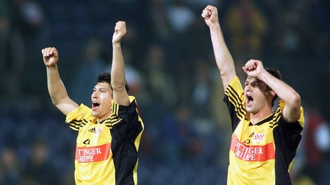 Krassimir Balakov und Fredi Bobic bejubeln ein VfB-Tor im Rotterdamer Stadion "De Kuip".