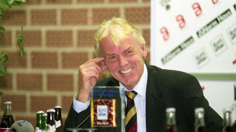 Der Rotterdamer Trainer Leo Beenhakker gibt sich auf der Pressekonferenz nach dem Feyenoord-Hinspielsieg beim VfB Stuttgart sehr siegessicher.