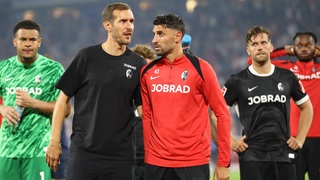 Julian Schuster und Vincenzo Grifo (beide SC Freiburg) nach dem Spiel vor den Fans