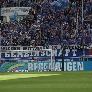 Fans der TSG Hoffenheim protestieren mit einem Plakat gegen den Einfluss von Spielerberater Roger Wittmann