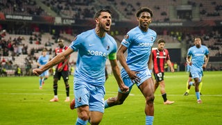Vincenzo Grifo und Junior Adamu vom SC Freiburg jubeln