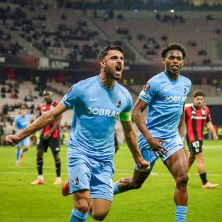 Vincenzo Grifo und Junior Adamu vom SC Freiburg jubeln
