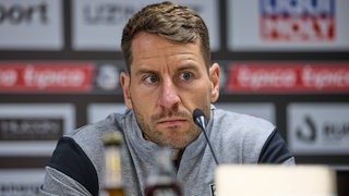 Moritz Glasbrenner vom SSV Ulm in eine Pressekonferenz