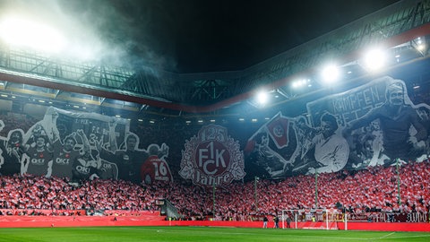 Die Fans 1. FC Kaiserslautern präsentierten vor dem Spiel gegen Hertha BSC eine beeindruckende Choreographie.