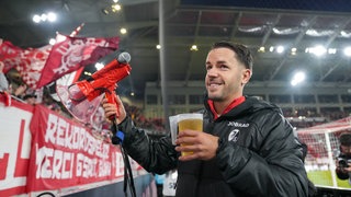 Christian Günter gibt den Fans Bier aus und feiert den Sieg gegen St. Pauli