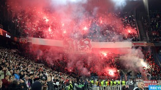 Nach dem Einsatz von Pyro-Technik im Europa-League-Spiel beim FC Basel wurden Fans von der UEFA bestraft.