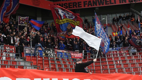 Die Fans des 1. FC Heidenheim hissen die weiße Fahne