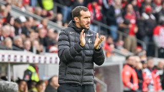 Julian Schuster (Trainer SC Freiburg) klatscht in die Hände