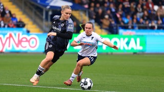 Zweikampf zwischen Jella Veit (Eintracht Frankfurt) und Marie Steiner (TSG Hoffenheim, weißes Trikot)