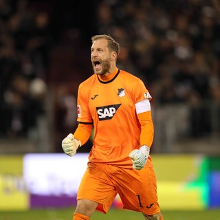 Oliver Baumann jubelt beim Sieg gegen den FC St. Pauli