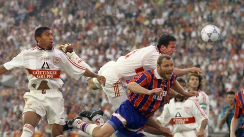 Giovane Elber (li.) trifft im DFB-Pokalfinale 1997 per Kopf zum 2:0 gegen den FC Energie Cottbus.