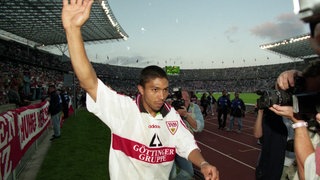 Giovane Elber verabschiedet sich nach dem  DFB-Pokalfinale 1997 (2:0 gegen den FC Energie Cottbus) vom VfB Stuttgart