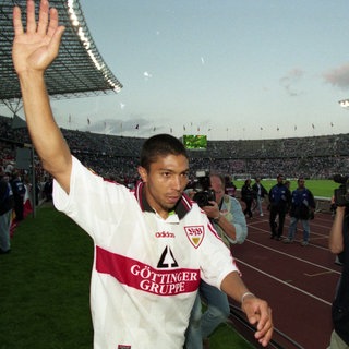 Giovane Elber verabschiedet sich nach dem  DFB-Pokalfinale 1997 (2:0 gegen den FC Energie Cottbus) vom VfB Stuttgart