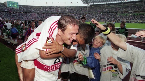 Fredi Bobic und Giovane Elber nach dem  DFB-Pokalfinale 1997 (2:0 gegen den FC Energie Cottbus)  - zwei Freunde auch abseits des Feldes.