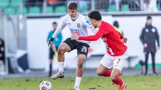 Max Scholze vom SSV Ulm und Emre Aytun von Havelse im Zweikampf. 