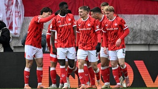 Der 1. FC Kaiserslautern bejubelt den Heimsieg gegen Holstein Kiel
