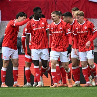 Der 1. FC Kaiserslautern bejubelt den Heimsieg gegen Holstein Kiel