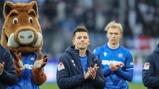 Enttäuschte Spieler des Karlsruher SC (unter anderem Marvin Wanitzek) nach dem Elversberg-Spiel vor den Fans