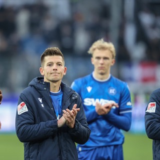 Enttäuschte Spieler des Karlsruher SC (unter anderem Marvin Wanitzek) nach dem Elversberg-Spiel vor den Fans