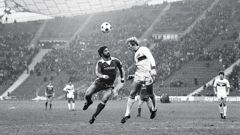 Gerd Müller im Dezember 1977 im Duell mit Karlheinz Förster