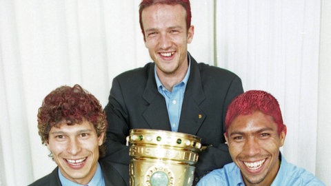 Das "Magische Dreieck" Krassimir Balakov, Fredi Bobic und Giovane Elber (v.l.) mit dem DFB-Pokal im Jahr 1997.