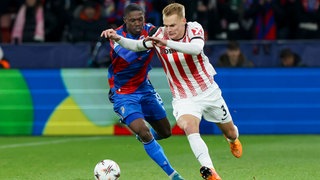 Cheick Souare (Viktoria Pilsen) und Philipp Lienhart (SC Freiburg) im Zweikampf.
