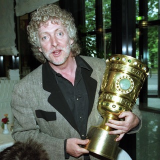 Liedermacher Wolle Kriwanek mit dem DFB-Pokal, den der VfB Stuttgart 1997 gegen Energie Cottbus (2:0) holte.