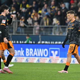 Enttäusche Spieler des 1. FC Kaiserslautern nach der Niederlage bei Eintracht Braunschweig