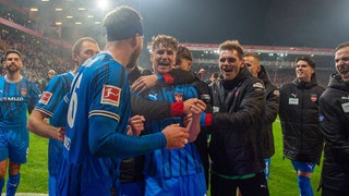 Heidenheimer Spieler bejubeln den späten Siegtreffer gegen Union Berlin.