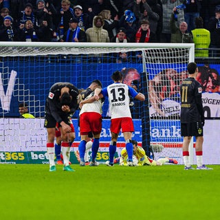 Hängende Köpfe bei den Spielern des VfB Stuttgart nach der Niederlage gegen den Hamburger SV