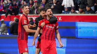 Stefan Schimmer (1. FC Heidenheim) jubelt über sein 2:1 gegen den SC Freiburg