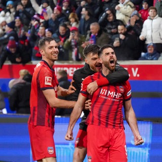Stefan Schimmer (1. FC Heidenheim) jubelt über sein 2:1 gegen den SC Freiburg