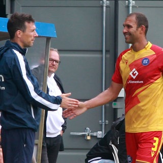 Testspiel 2022: KSC-Trainer Christian Eichner und Spieler Daniel Gordon, der heute Co-Trainer von Eichner ist