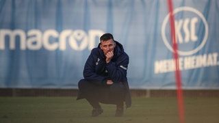 Christian Eichner (Karlsruher SC, Chef-Trainer) nachdenklich wirkend beim Training
