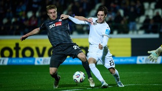 Max Brandt (SSV Ulm 1846) im Zweikampf mit Fridolin Wagner (VFL Osnabrueck).