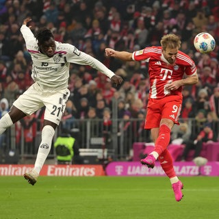 Mainz-05-Verteidiger Danny da Costa beim Kopfball-Duell gegen Harry Kane.