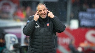 Trainer Frank Schmidt (1. FC Heidenheim) gestikuliert an der Seitenlinie