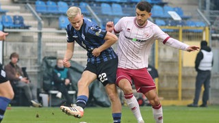 Janne Sietan (Mannheim) und Fredrik Carlsen (Ingolstadt) im Zweikampf 