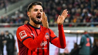 Manon Busch (Spieler 1. FC Heidenheim) feuert im Spiel gegen Bayern an