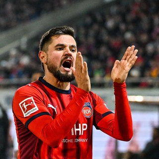 Manon Busch (Spieler 1. FC Heidenheim) feuert im Spiel gegen Bayern an