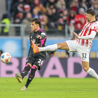 Nicolás Capaldo (li., HSV) gegen Vincenzo Grifo (SC Freiburg)