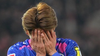 Kaishu Sano (Mainz 05) hält sich nach Spielende die Hände vors Gesicht. Das Spiel endete 2:2.