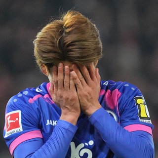 Kaishu Sano (Mainz 05) hält sich nach Spielende die Hände vors Gesicht. Das Spiel endete 2:2.